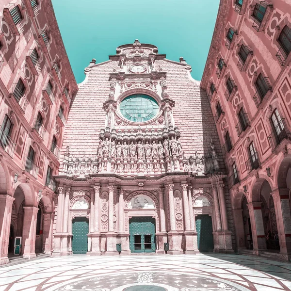 The courtyard of the Benedictine monastery of Santa Maria de Montserrat — Stock Photo, Image