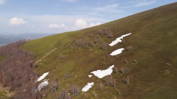 Flug über Berghänge ohne Vegetation mit schneebedeckten Flächen. Ukrainische Karpaten — Stockvideo