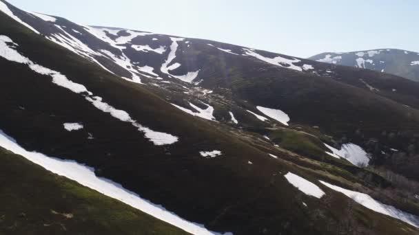 Flyg över berget sluttar utan vegetation med snötäckta områden. Ukrainska Karpaterna — Stockvideo