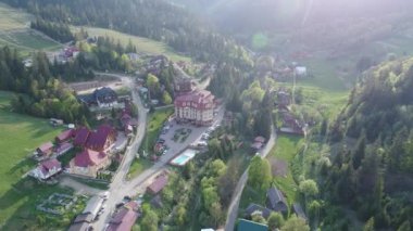Ukrayna Karpatlar dağlar köyde üzerinde uçuş. Grand Hotel Pylypets havadan görünümü