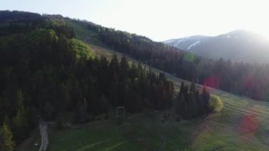 Dağlarda asansörler ile orman üzerinde uçuş. Ukrayna Karpatlar havadan görünümü