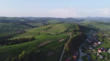 Dağlar ve köy orman üzerinde uçuş. Ukrayna Karpatlar havadan görünümü