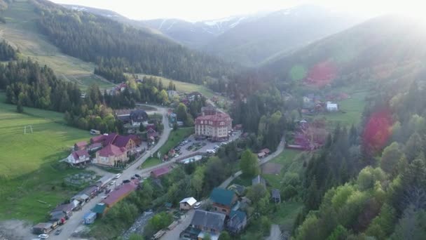 Lot nad wsi w górach ukraińskich Karpat. Grand Hotel Pylypets widok z lotu ptaka — Wideo stockowe