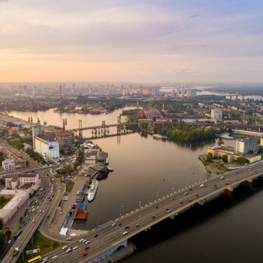 Hava panoramik şehir - Podol ilçe eski parçası. Gün batımında Rybalsky adasının görünümü.