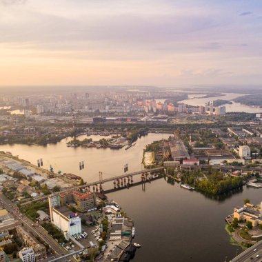 Hava panoramik şehir - Podol ilçe eski parçası. Gün batımında Rybalsky adasının görünümü.