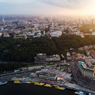 Gün batımında modern bir şehir manzarasına. Posta kare, Podol bölgesi, Kiev, Ukrayna'nın şehir merkezi. Havadan görünümü
