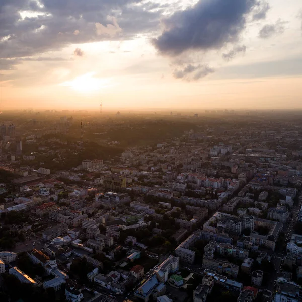 Vista aérea panorâmica da parte antiga da cidade de Kiev - distrito de Podol ao pôr-do-sol . — Fotografia de Stock