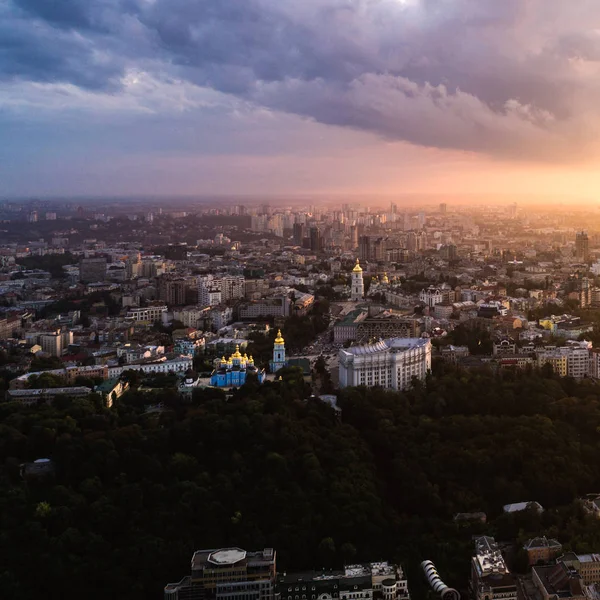 Відкривається прекрасна панорама з повітря до сучасного міста у тумані на заході сонця. Центр Київ, Україна. Пташиного польоту — стокове фото