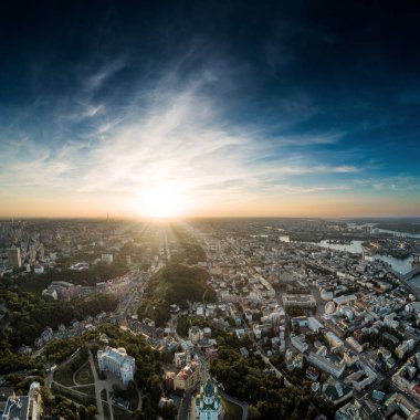 Kiev şehir panoraması şehir ve sol yakasında tarihsel ve endüstriyel ilçeleri, Dinyeper Nehri manzaralı