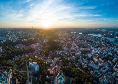 Kiev şehir panoraması şehir ve sol yakasında tarihsel ve endüstriyel ilçeleri, Dinyeper Nehri manzaralı
