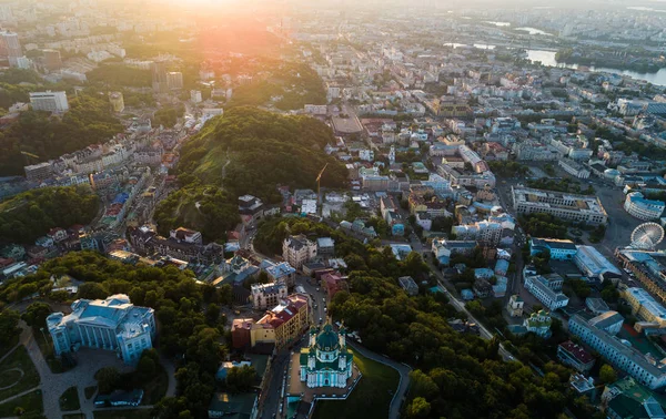 Aerial Panoramic Visa att Andreevsky nedstigningen i solnedgången med St Andrews kyrka och smaragdgröna kullar — Stockfoto