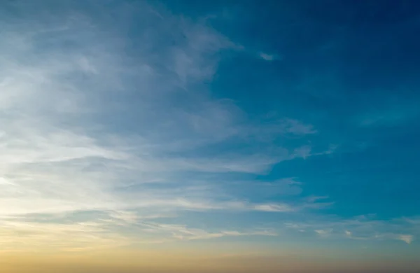 Ciel bleu et orange Coucher de soleil avec nuages . — Photo