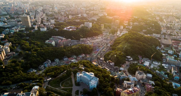 Vista panorâmica aérea para a descida Andreevsky ao pôr-do-sol com a Igreja de St. Andrews e colinas de esmeraldas — Fotografia de Stock