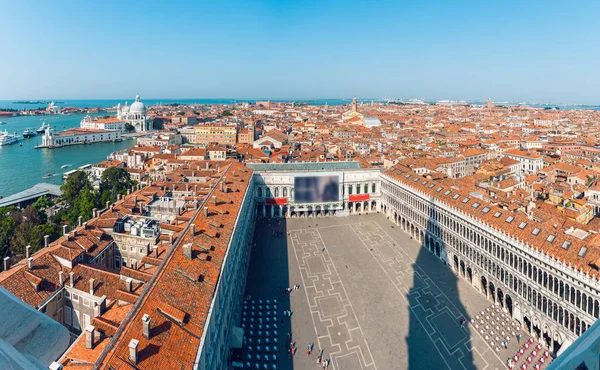 Plaza de San Marcos desde lo alto de la Torre Campanile en Venecia, Italia . — Foto de Stock