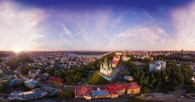 Büyük panoramada şehir Kiev Podol üzerinde günbatımında yüksek çözünürlükte.