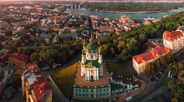Panorama över staden av Kiev med utsikt över floden Dnjepr, historiska och industriella distrikten staden och vänstra stranden — Stockfoto