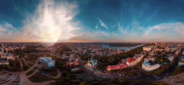 Un panorama di 360 gradi grande in alta risoluzione della città di Kiev su Podol al tramonto . — Foto Stock