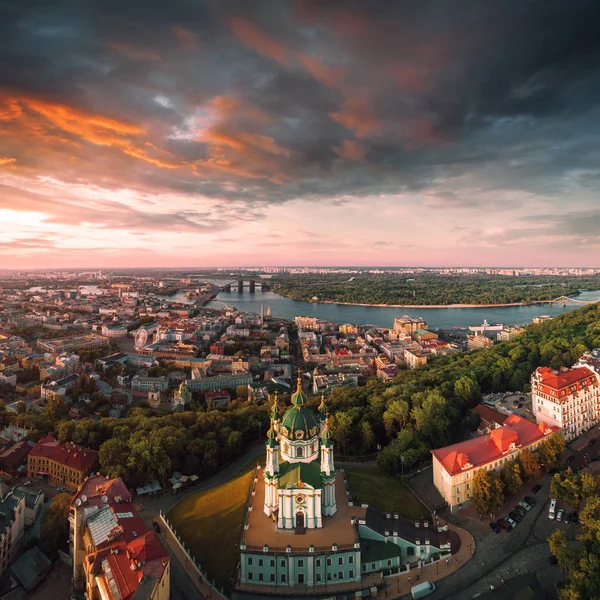 Πανόραμα από την πόλη του Κιέβου, με θέα στον ποταμό Δνείπερο, το ιστορικά και βιομηχανικές συνοικίες της πόλης και στην αριστερή όχθη — Φωτογραφία Αρχείου
