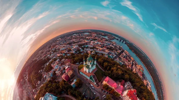 En stor 360 grader panorama i hög upplösning på den staden Kiev på Podol vid solnedgången. — Stockfoto