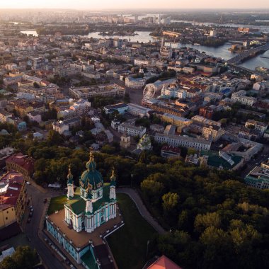 Kiev şehir panoraması şehir ve sol yakasında tarihsel ve endüstriyel ilçeleri, Dinyeper Nehri manzaralı