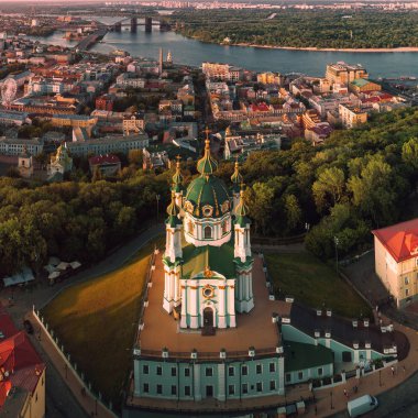 Kiev şehir panoraması şehir ve sol yakasında tarihsel ve endüstriyel ilçeleri, Dinyeper Nehri manzaralı