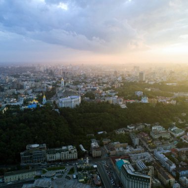Gün batımında modern bir şehir manzarasına. Posta kare, Podol bölgesi, Kiev, Ukrayna'nın şehir merkezi. Havadan görünümü