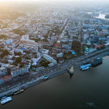 Kiev şehir - gün batımında Podol ilçe eski kesiminde panoramik havadan görünümü.