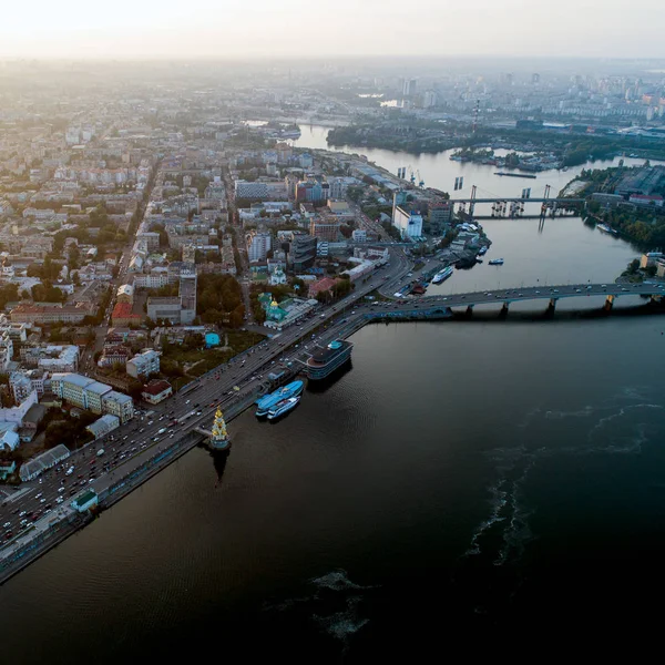 Hava panoramik şehir - Podol ilçe eski parçası. Gün batımında Rybalsky adasının görünümü.