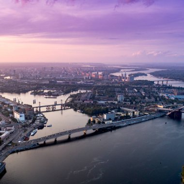 Panoramik manzaralı bir nehir, bitmemiş Köprüsü ve Şehir Parkı parçası ile modern bir şehir