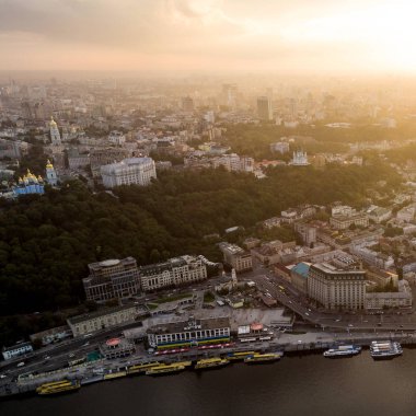 Hava güzel panoramik manzara kara sevdanın batımında modern bir şehir için. Merkezi, Kiev, Ukrayna. Havadan görünümü