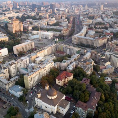 Kiev - Khreshchatyk'a, Avrupa Meydanı, bağımsızlık Meydanı, Stalin ve modern mimari merkezi sokak havadan görünümüne. Ukrayna