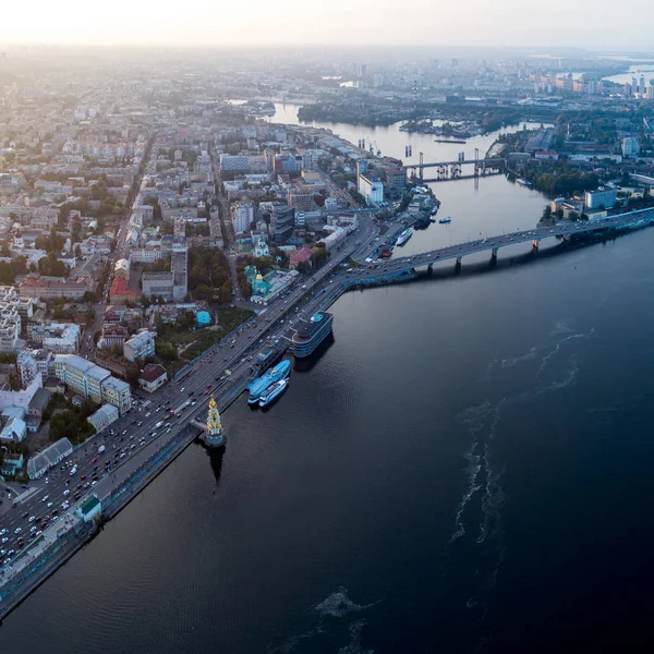 Panoramik manzaralı bir nehir, bitmemiş Köprüsü ve Şehir Parkı parçası ile modern bir şehir