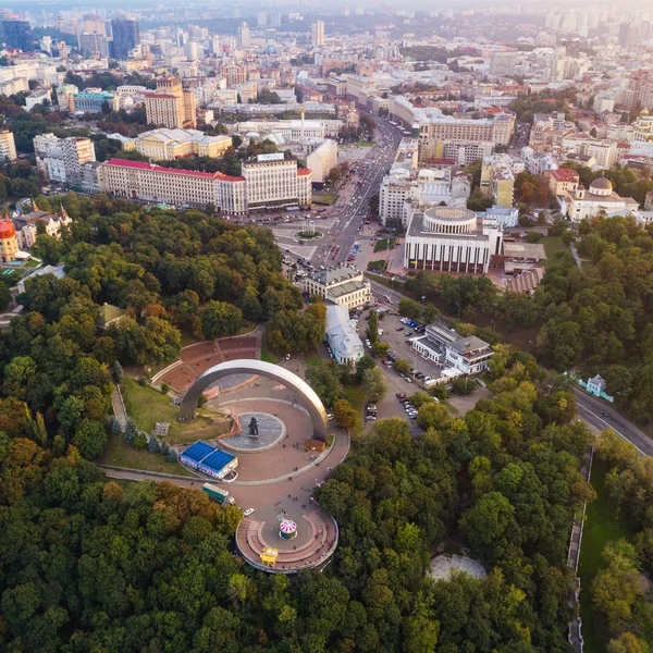Panoramic view of the city center of Kiev. Aerial view of Arch of Friendship of Peoples, Khreshchaty Park, the main street of the city - Khreshchatyk. Ukraine — Stock Photo, Image