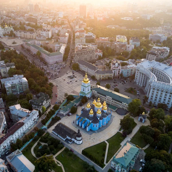 Vista panorâmica da cidade de Kiev. Vista aérea do Mosteiro de São Miguel Cúpula Dourada e da Catedral de Sofia ao pôr-do-sol — Fotografia de Stock