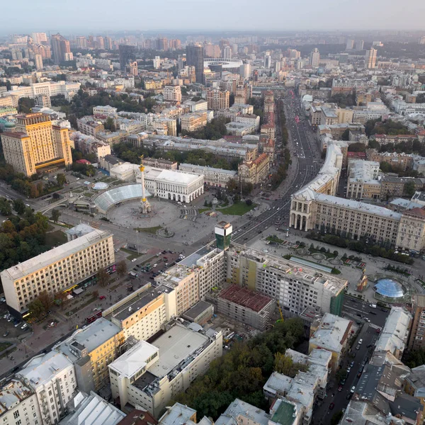 キエフ - なフレシチャーチク、ヨーロッパ広場、独立広場、スターリン、近代建築の中央通りに空気からの眺め。ウクライナ — ストック写真