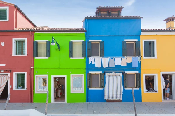 Casas coloridas en burano, venecia, italia — Foto de Stock