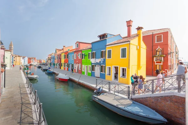 Kleurrijke huizen in Burano, Venetië, Italië — Stockfoto