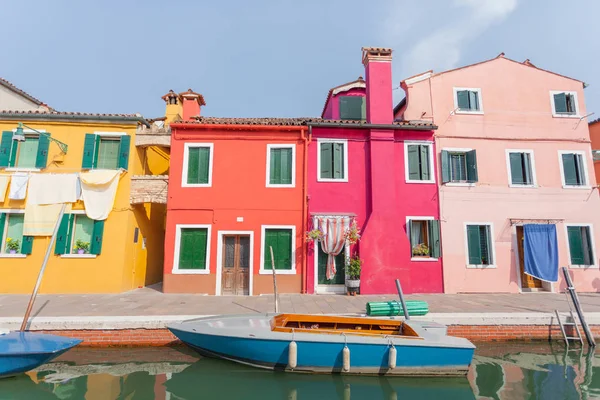 Kleurrijke huizen in Burano, Venetië, Italië — Stockfoto