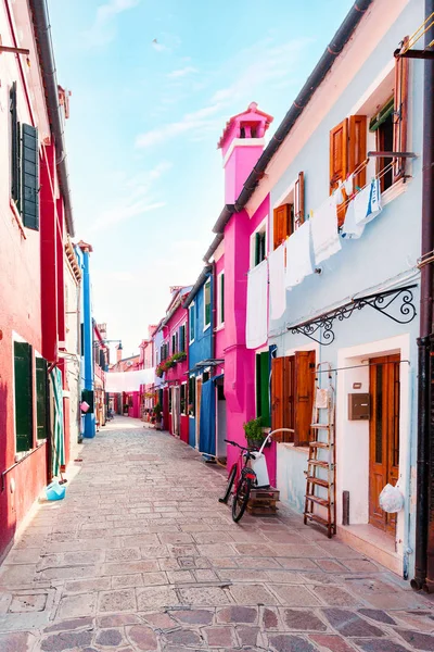 Burano eiland straat, kleurrijke huizen, Venetië-Italy Europa — Stockfoto