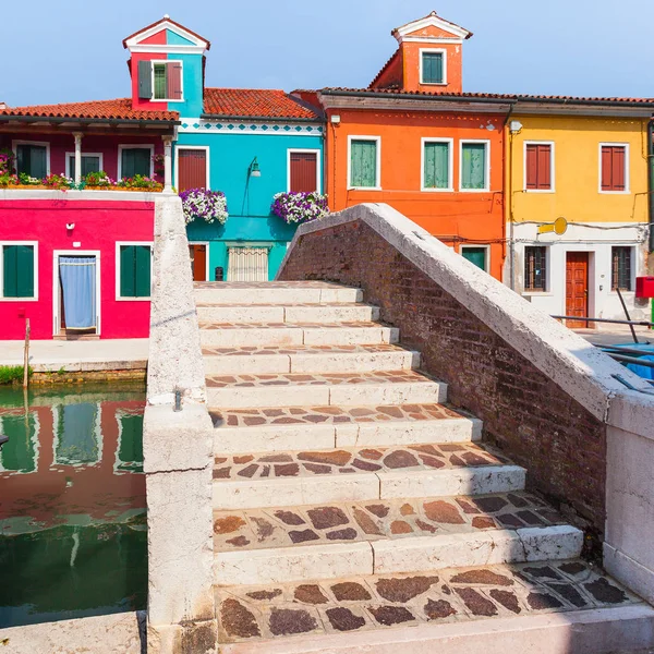 Kleurrijke huizen in Burano, Venetië, Italië — Stockfoto