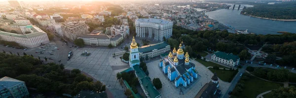 Vista aérea del monasterio de cúpula dorada de San Miguel en Kiev — Foto de Stock