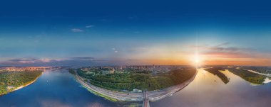 Kiev köprü havadan görünümü. Büyük panoramada Kiev Khreshchaty Park ve Kiev-Pechersk Lavra doğru metro Köprüsü üzerinde