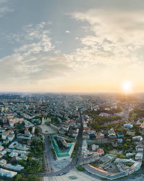 Panorama del centro de la ciudad de Kiev al atardecer. Vista de la Catedral de Santa Sofía — Foto de Stock