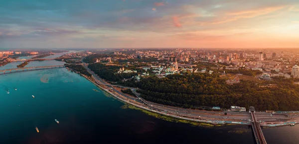 Gün batımında Kiev merkezi şehir panoraması. Kiev-Pechersk Lavra görünümünü