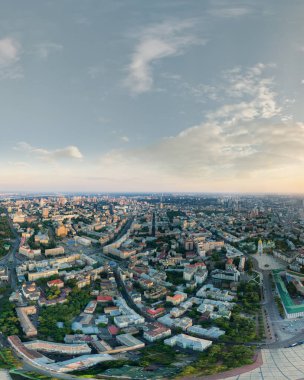 Gün batımında Kiev merkezi şehir panoraması. St. Sophia Katedrali