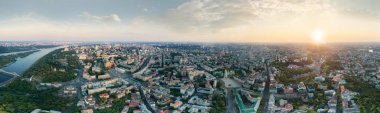 Gün batımında Kiev merkezi şehrin yüksek çözünürlükte bir büyük 360 derece panorama.