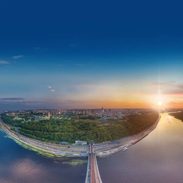 Ponte de Kiev vista aérea. Um grande panorama de Kiev sobre a ponte do metrô em direção ao Parque Khreshchaty e à Lavra de Kiev-Pechersk — Fotografia de Stock