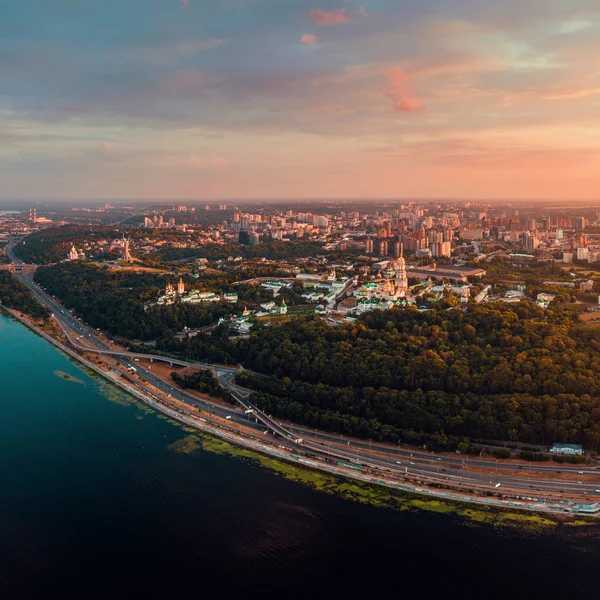 Gün batımında Kiev merkezi şehir panoraması. Kiev-Pechersk Lavra görünümünü — Stok fotoğraf