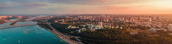 Gün batımında Kiev merkezi şehir panoraması. Kiev-Pechersk Lavra görünümünü