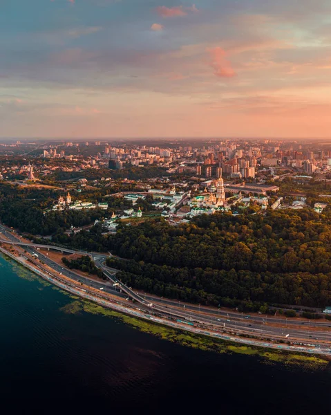 Gün batımında Kiev merkezi şehir panoraması. Kiev-Pechersk Lavra görünümünü — Stok fotoğraf